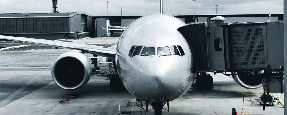 Der Betrüger braucht Geld für ein Flugticket