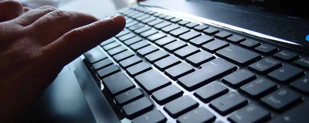 Detektive überprüfen ein Profil auf Instagram