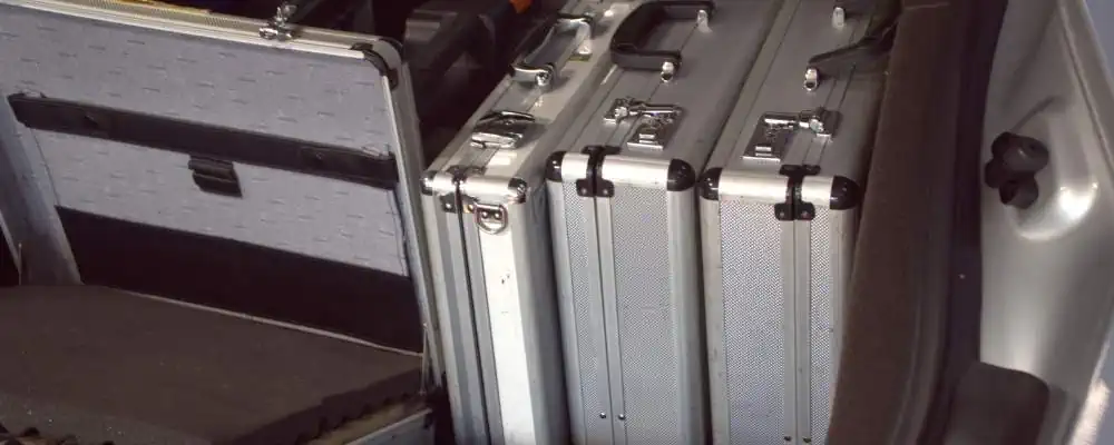 Equipment zur Lauschabwehr und der Suche nach Peilsendern verpackt in Koffern