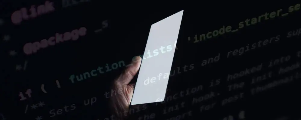 Detektei Condor führt forensische Untersuchung durch, um ein Handy auf Abhören zu untersuchen.