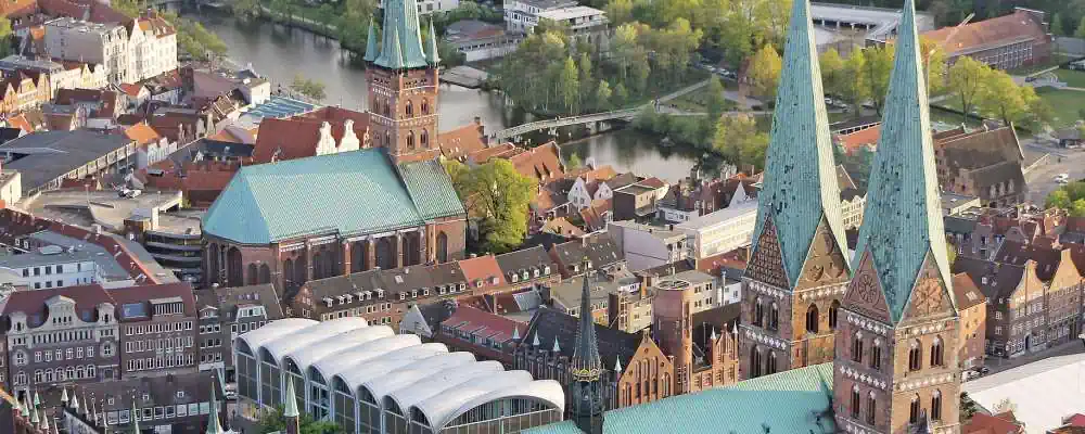 Detektive bei Ermittlungen in Lübeck