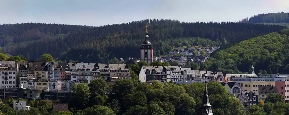 Detektiv Siegen fotografiert die Ortsansicht der Stadt.