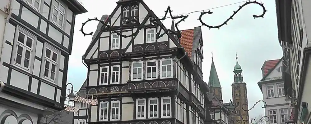 Privatdetektiv Goslar im Einsatz auf dem historischen Marktplatz