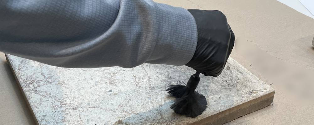 Der Daktylospkoop prüft eine Steinplatte auf Fingerabdrücke