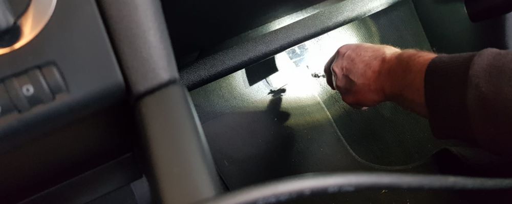 Der Innenraum des PKW wird nach Wanzen und GPS Sendern abgesucht.