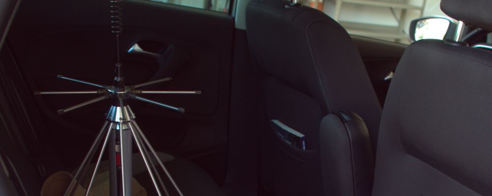 Suche nach Signalen von Wanzen.