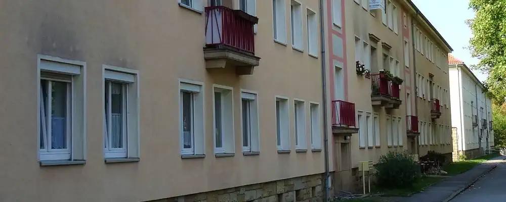 Reihenhäuser von außen als Symbol für die Frage: Wie kann ich herausfinden, ob mein Nachbar mich abhört?