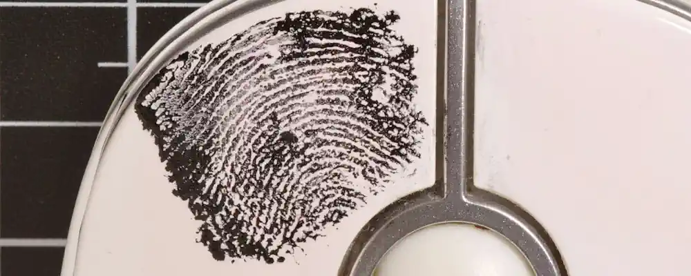 Fingerabdrücke auf unterschiedlichen Oberflächen sichtbar machen