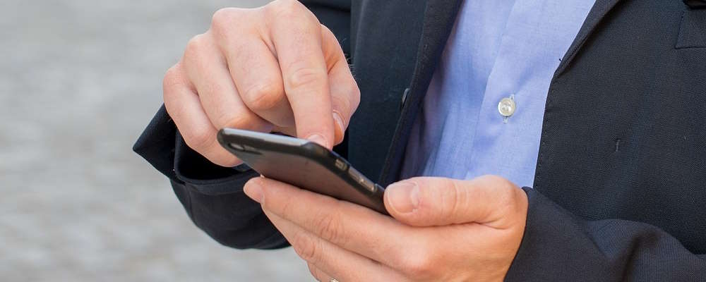 Werde ich am Handy abgehört? Unerklärlicher Bildschirm auf dem Handy kann Anzeichen für heimliches Überwachen durch Spy Apps sein.
